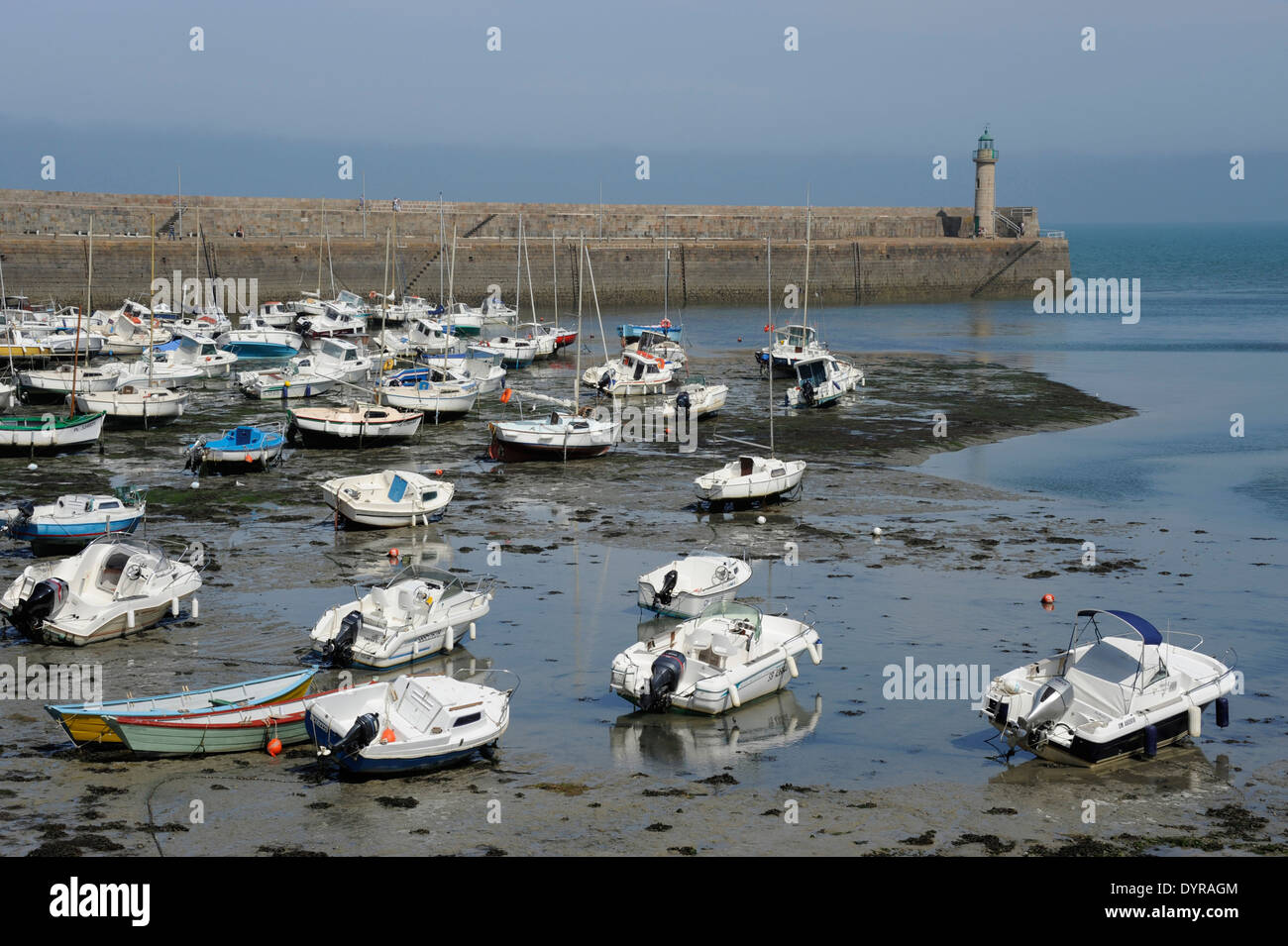 Binic port près de Saint-Brieuc, jetée de Penthièvre, Côtes-d'Armor,Bretagne,Bretagne,France Banque D'Images