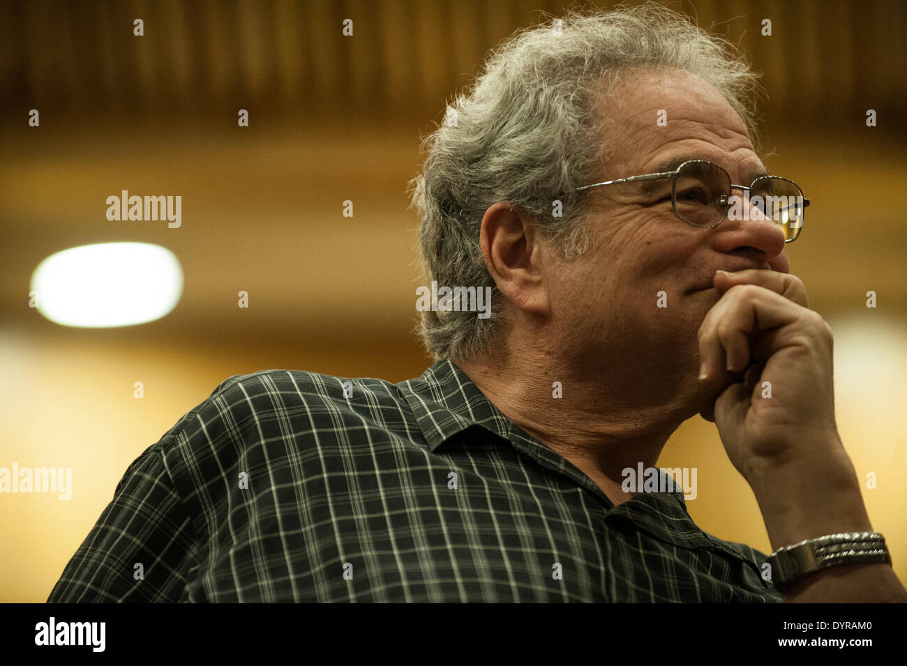 (140425) -- TEL AVIV, 25 avril 2014 (Xinhua) -- le légendaire violoniste Itzhak Perlman israélo-américaine au cours des gestes d'une conférence de presse au Conservatoire de musique d'Israël à Tel Aviv, Israël, le 24 avril 2014. Itzhak Perlman mène les Perlman Music Program (PGR), un programme intensif de deux ans et demi d'un programme de résidence pour la semaine 37 musiciens surdoués cette année. Ces cordes, âgés de 13 à 19 ans, sont d'une rare et un talent particulier et choisis par la faculté du PGR dirigé par Itzhak Perlman. Au cours de la résidence au Conservatoire de musique d'Israël, 18 étudiants de l'Australie, le Canada, la Hongrie, pas Banque D'Images