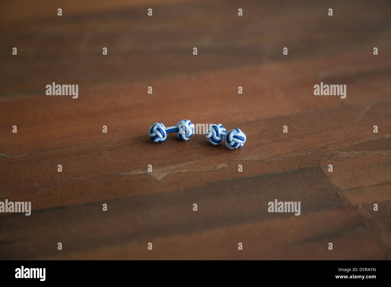 Deux tons de manchettes noué bleu sur une table en bois Banque D'Images