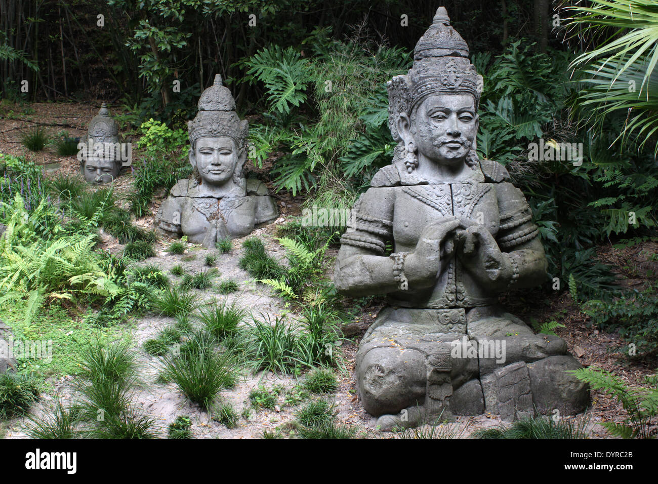 Sculptures en pierre de dieux hindous à moitié enfoui dans la masse du pavillon indien, Disney World, Orlando, Floride, USA Banque D'Images