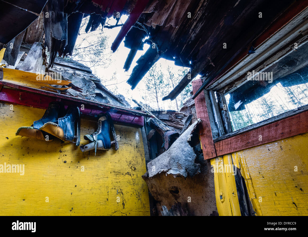 Toit effondré d'un vieux vestiaire, skates accroché au mur Banque D'Images