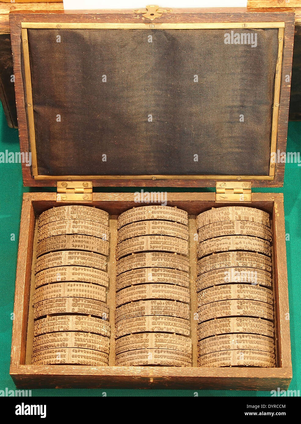 Les modules de langage de machine à écrire sont des composants mécaniques utilisés dans les machines à écrire traditionnelles pour basculer entre les différents paramètres de langue. Ces modules ajustent les caractères tapés sur la machine en fonction de la langue utilisée. Banque D'Images