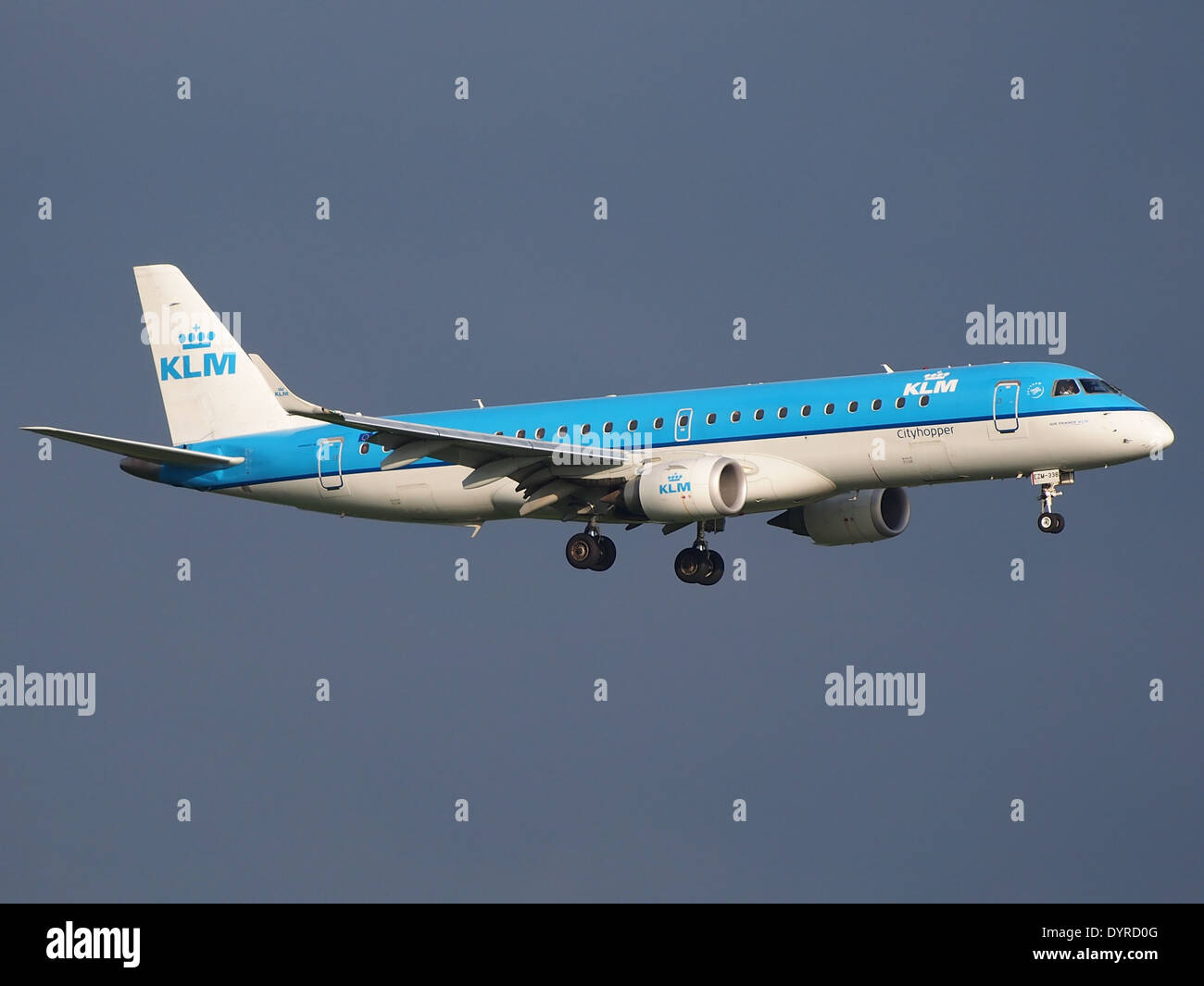 KLM Cityhopper PH-EZM (Embraer 190/195 à l'atterrissage à Schiphol (AMS - EHAM), Pays-Bas Banque D'Images