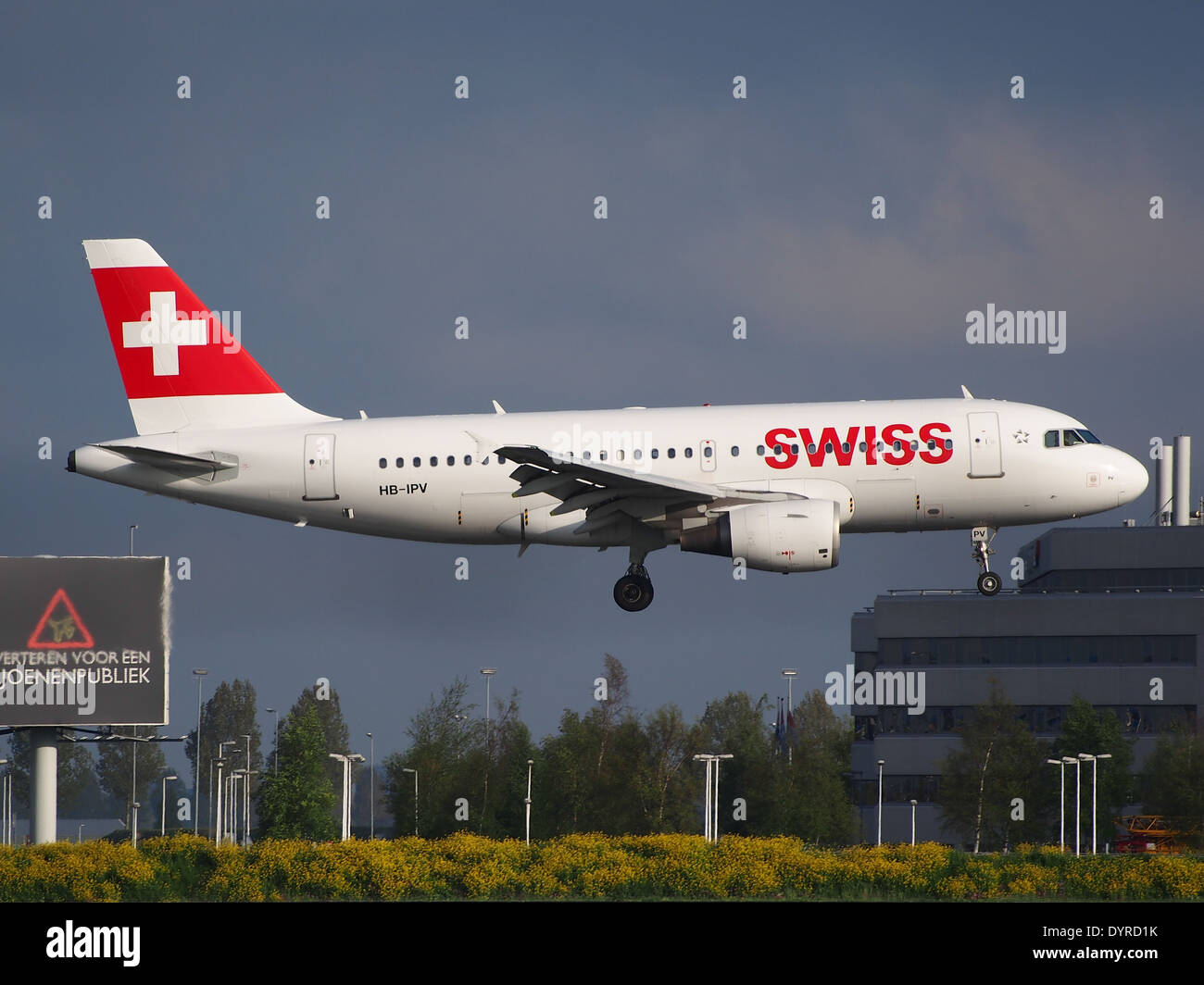 HB-IPV est un Airbus A319-112 suisse atterrissant à l'aéroport de Schiphol aux pays-Bas. L'avion fait partie de la flotte de Swiss International Air Lines, qui exploite des vols européens court-courriers. Banque D'Images