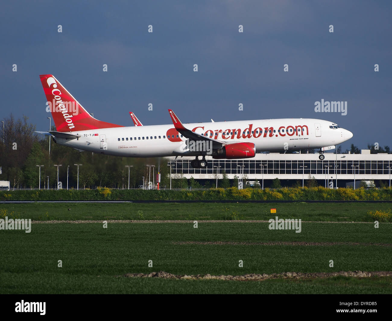 Corendon Air TC-TJI, un Boeing 737 Next Generation, atterrit à l'aéroport de Schiphol (AMS), aux pays-Bas. Cet avion, identifié par MSN 29246, fait partie de la flotte d'avions de ligne modernes de la compagnie aérienne utilisés pour le transport de passagers à travers l'Europe. L'atterrissage démontre les capacités de performance de l'avion dans des aéroports internationaux très fréquentés. Banque D'Images