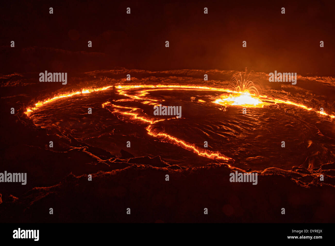 Le lac de lave vivant dans le cratère du volcan Erta Ale dans la dépression de Danakil, l'Ethiopie, l'un des 4 dans le monde Banque D'Images