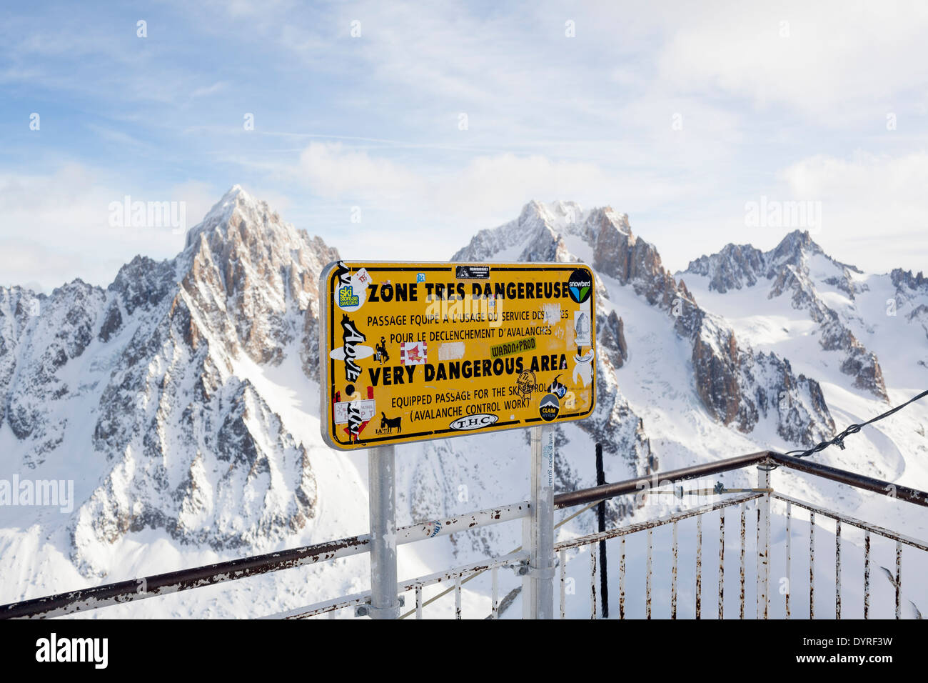 Une "zone dangereuse" ou "zone tres dangereux' panneau d'avertissement en haut de l'Aiguille du Midi haut au-dessus de Chamonix Mont-Blanc. Banque D'Images