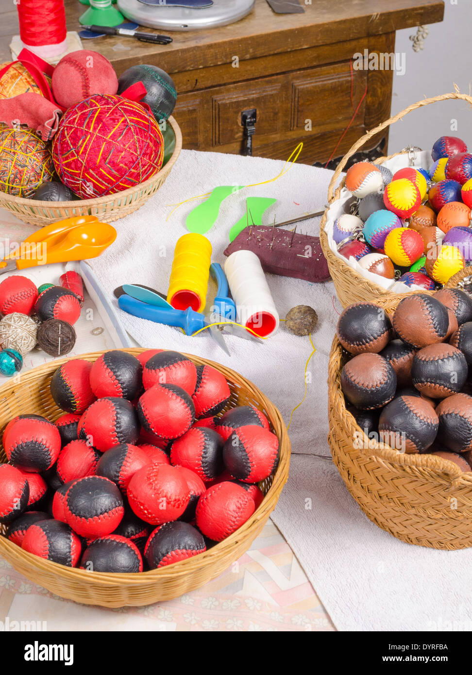 Assortiment de boules de cuir artisanal que celui utilisé pour les sports traditionnels espagnols Banque D'Images