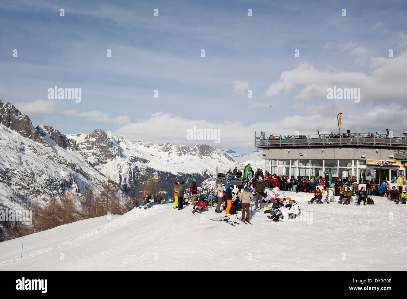 Les skieurs se prélasser au soleil sur le domaine de Lognan, le restaurant à mi-chemin vers le haut de Grands Montets. Banque D'Images