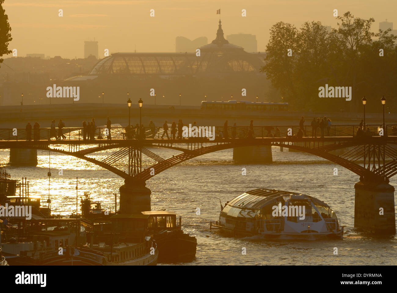 Excursion en bateau, Pont des arts et la Seine au coucher du soleil, Paris, France Banque D'Images