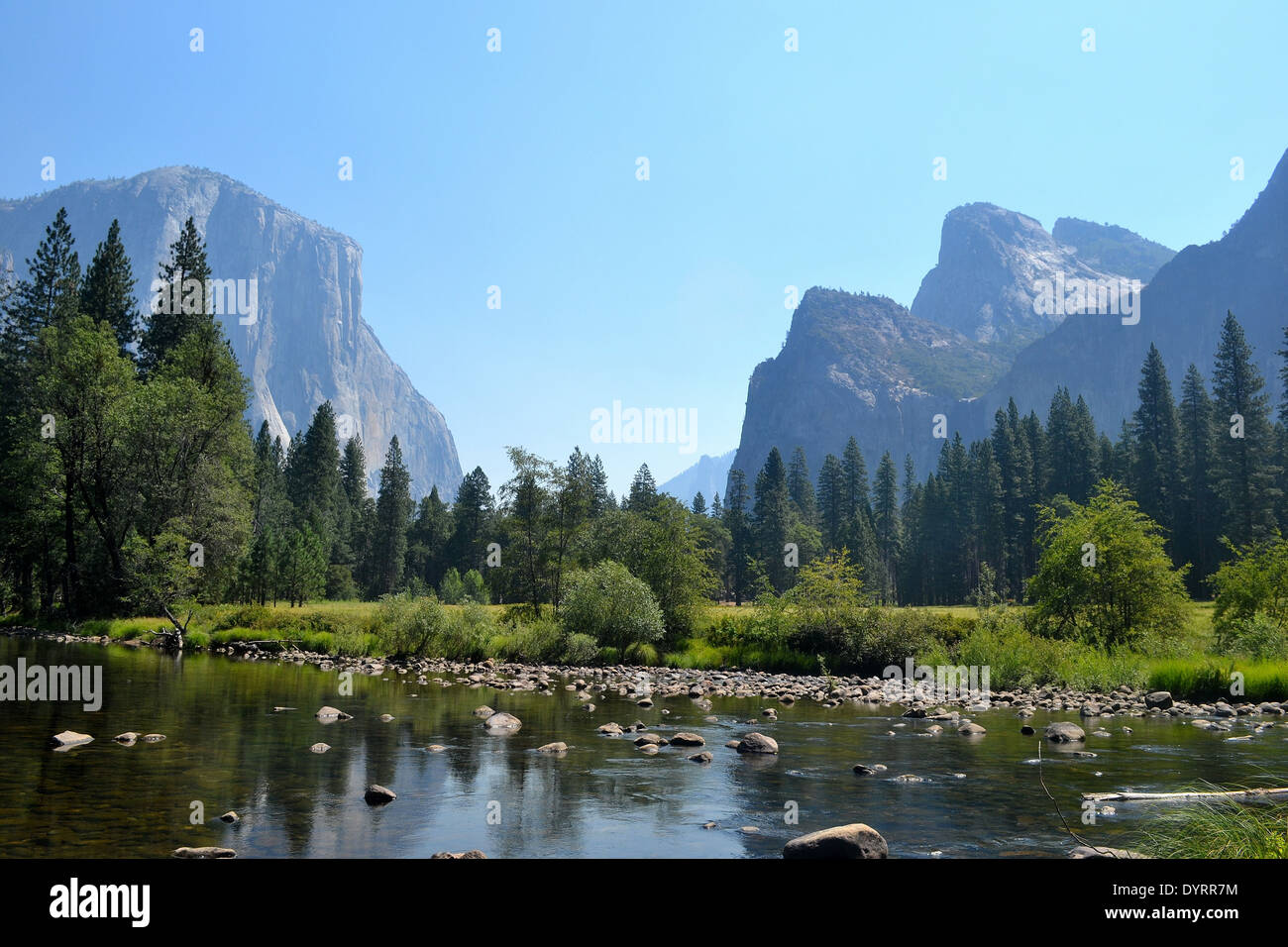 Parc National de Yosemite Valley central principal. Les roches de la cathédrale du côté droit, El Capitan, sur la gauche. Banque D'Images