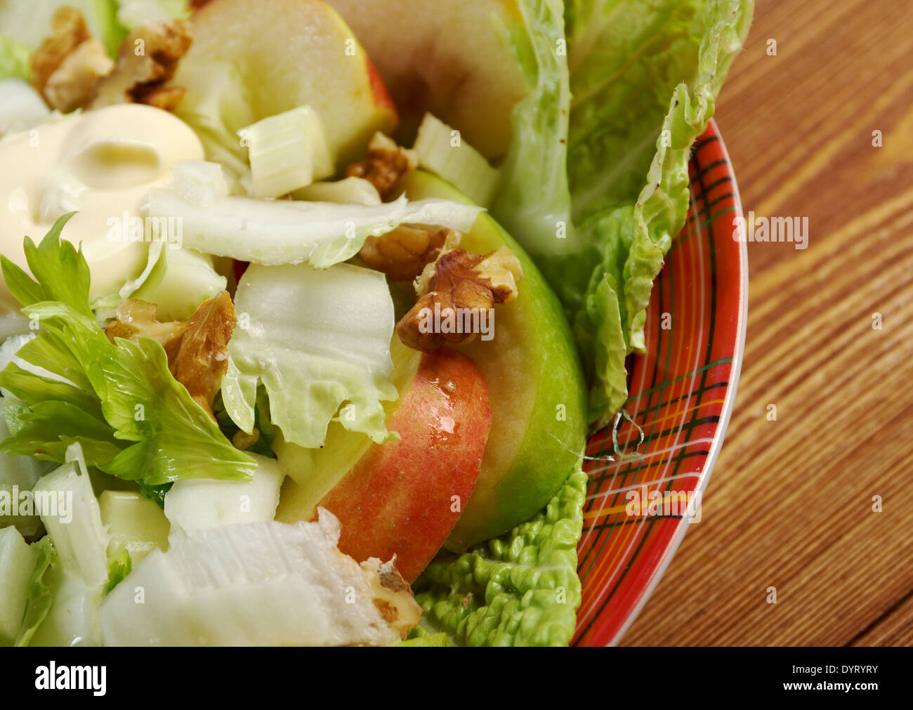 Salade Waldorf faite de pommes fraîches, le céleri et les noix.de style ferme Banque D'Images