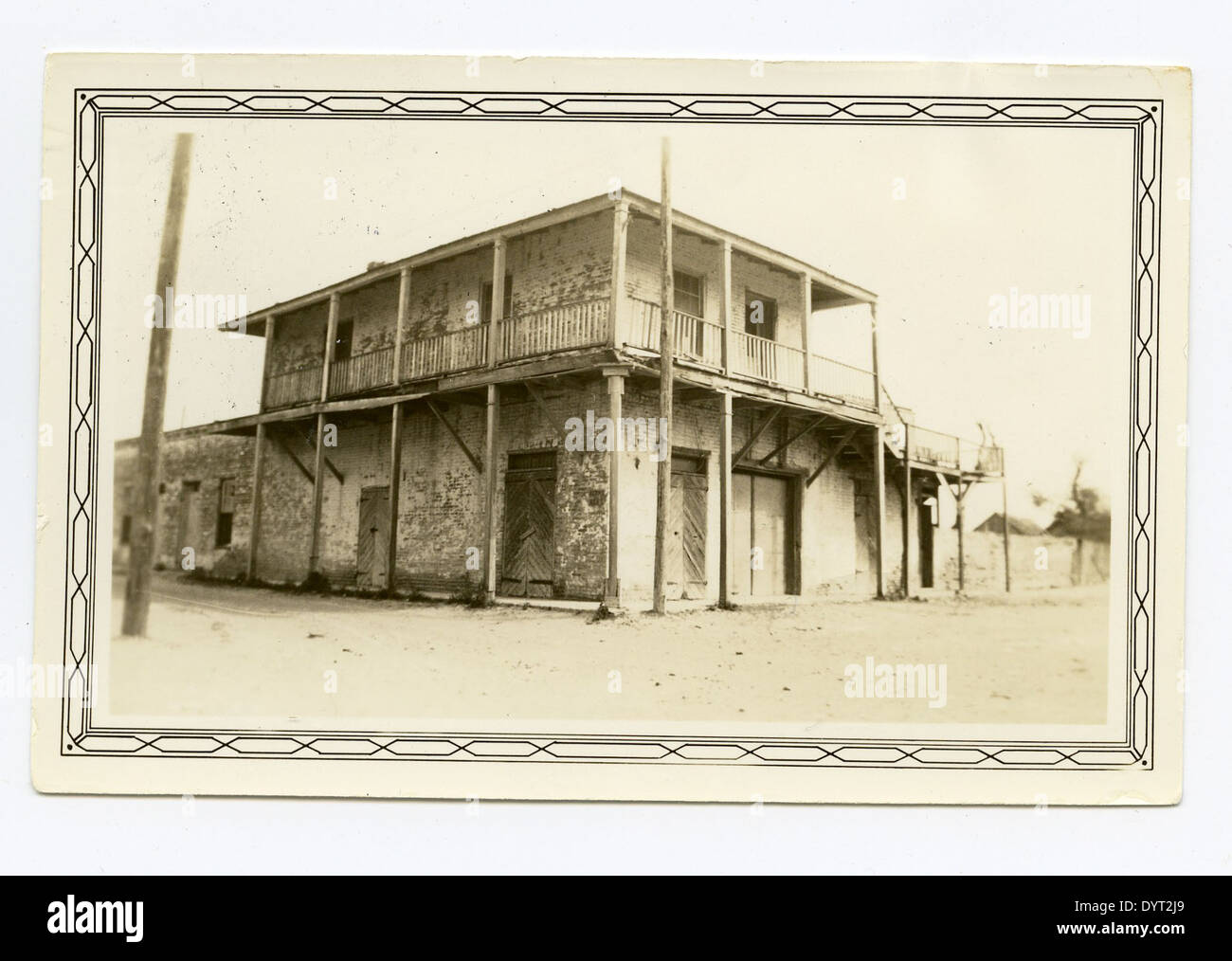 Cette photographie capture Fannie Ratchford en 1970, un moment important de sa vie à Rio Grande City, Texas. Ratchford, connue pour ses contributions à la communauté locale, représente une période de l'histoire culturelle et sociale de la région. Banque D'Images