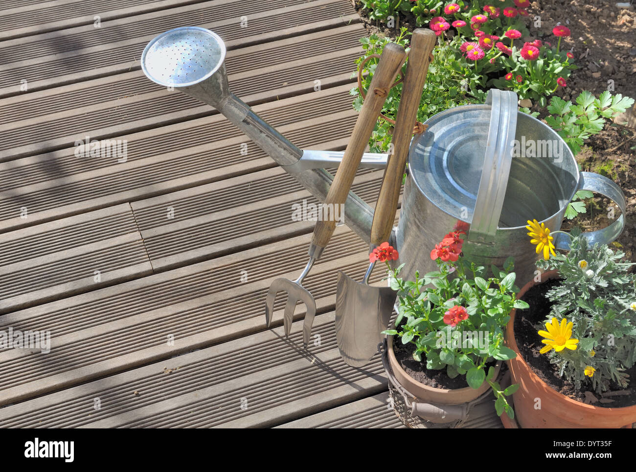 Des pots de fleurs et de jardinage sur une terrasse en bois Banque D'Images