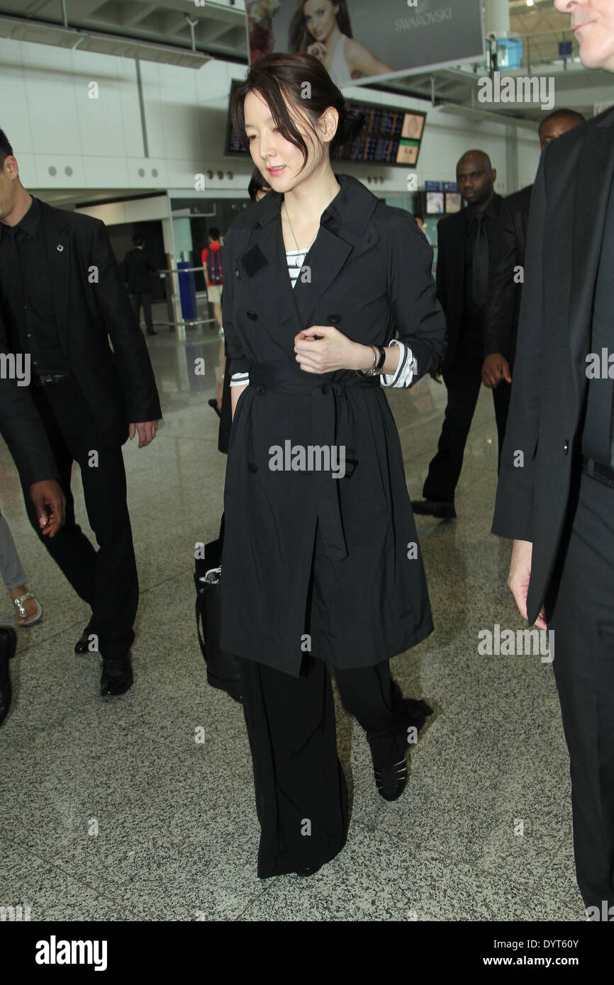 Hong Kong, Chine. Apr 24, 2014. L'actrice sud-coréen Lee Young Ae arrive à Hong Kong avec 8 gardes de sécurité autour et l'air fatigué à Hong Kong, Chine Le jeudi 24 avril 2014. © TopPhoto/Alamy Live News Banque D'Images