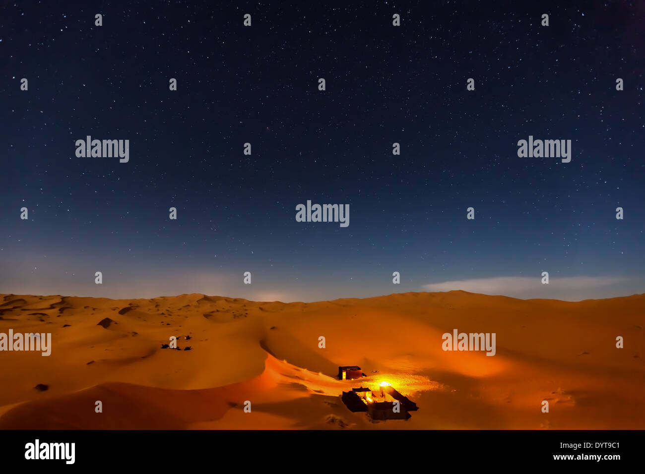 Camp bédouin dans la nuit dans le désert l'Erg Chebbi, Merzouga, Maroc, Afrique Banque D'Images