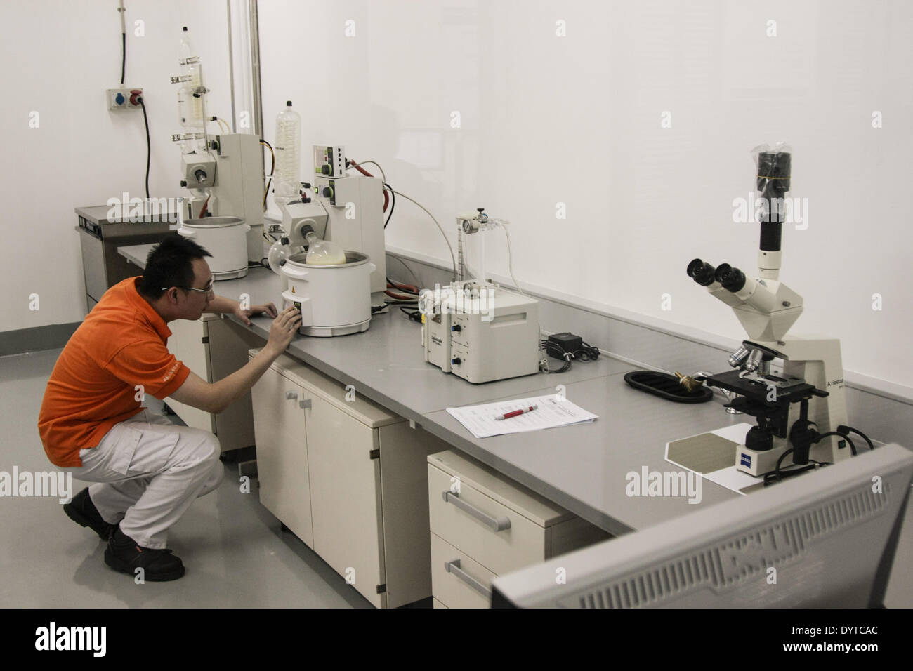 Un technicien d'effectuer le test à l'usine Nestlé Totole bouillon de poulet à Shanghai Banque D'Images