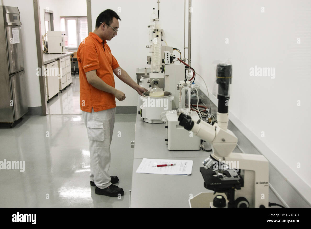 Un technicien d'effectuer le test à l'usine Nestlé Totole bouillon de poulet à Shanghai Banque D'Images