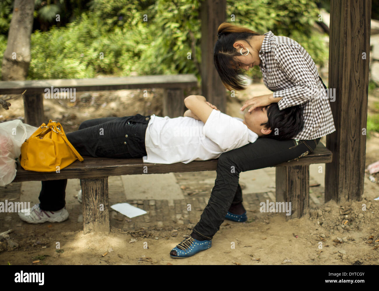 Un couple a un moment intime dans un parc à Shanghai le 1 mai 2011 Banque D'Images