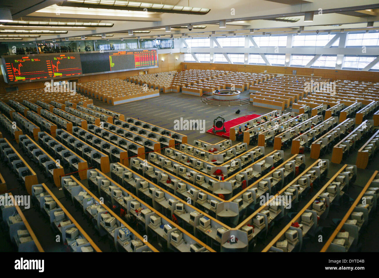 Les employés travaillent sur le parquet de la Bourse de Shanghai à Shanghai Banque D'Images