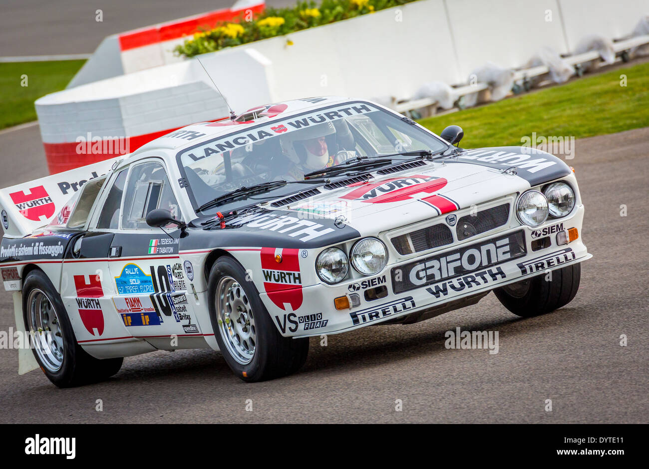 1983 Lancia 037 rally Groupe B voiture avec chauffeur Tony Hart. 72e réunion des membres de Goodwood, Sussex, UK. Banque D'Images