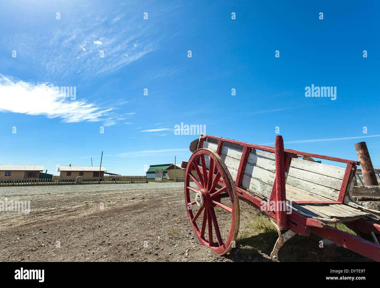Ancien panier à gauche sur la route déserte en Patagonie. Banque D'Images