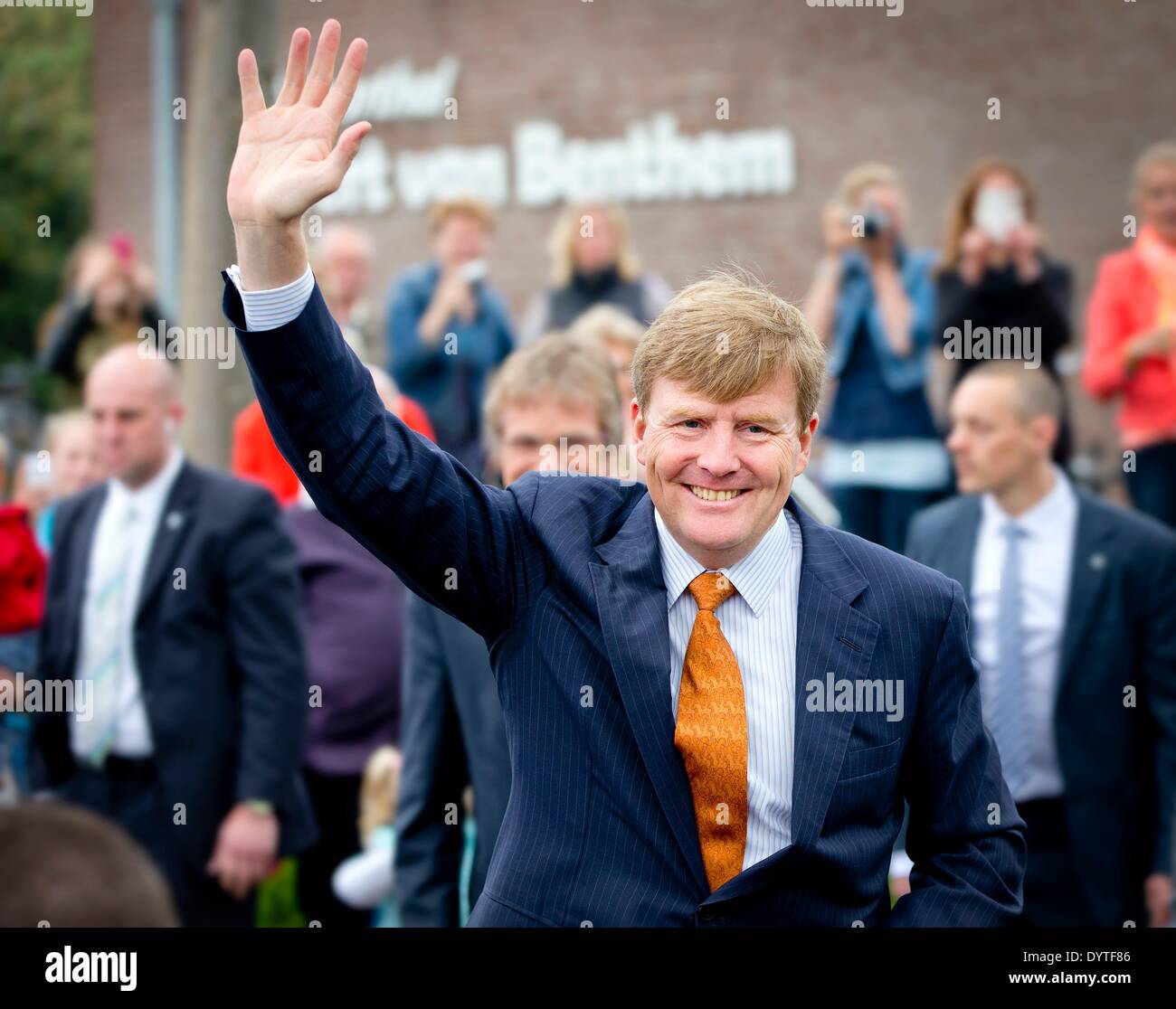 Ens, aux Pays-Bas le 25 avril 2014. Le roi Willem-Alexander des Pays-Bas visite et ouvre le King's en 2014 à l'école primaire, Lichtschip Het De Horizon et de Regenboog dans les enfants commencent la journée avec un petit-déjeuner et le sport. 5,427 écoles et 1,1 million de participer aux jeux. Le roi des jeux sont organisés à l'occasion de la fête du Roi. Photo : Patrick van Katwijk/ - PAS DE SERVICE DE FIL Banque D'Images