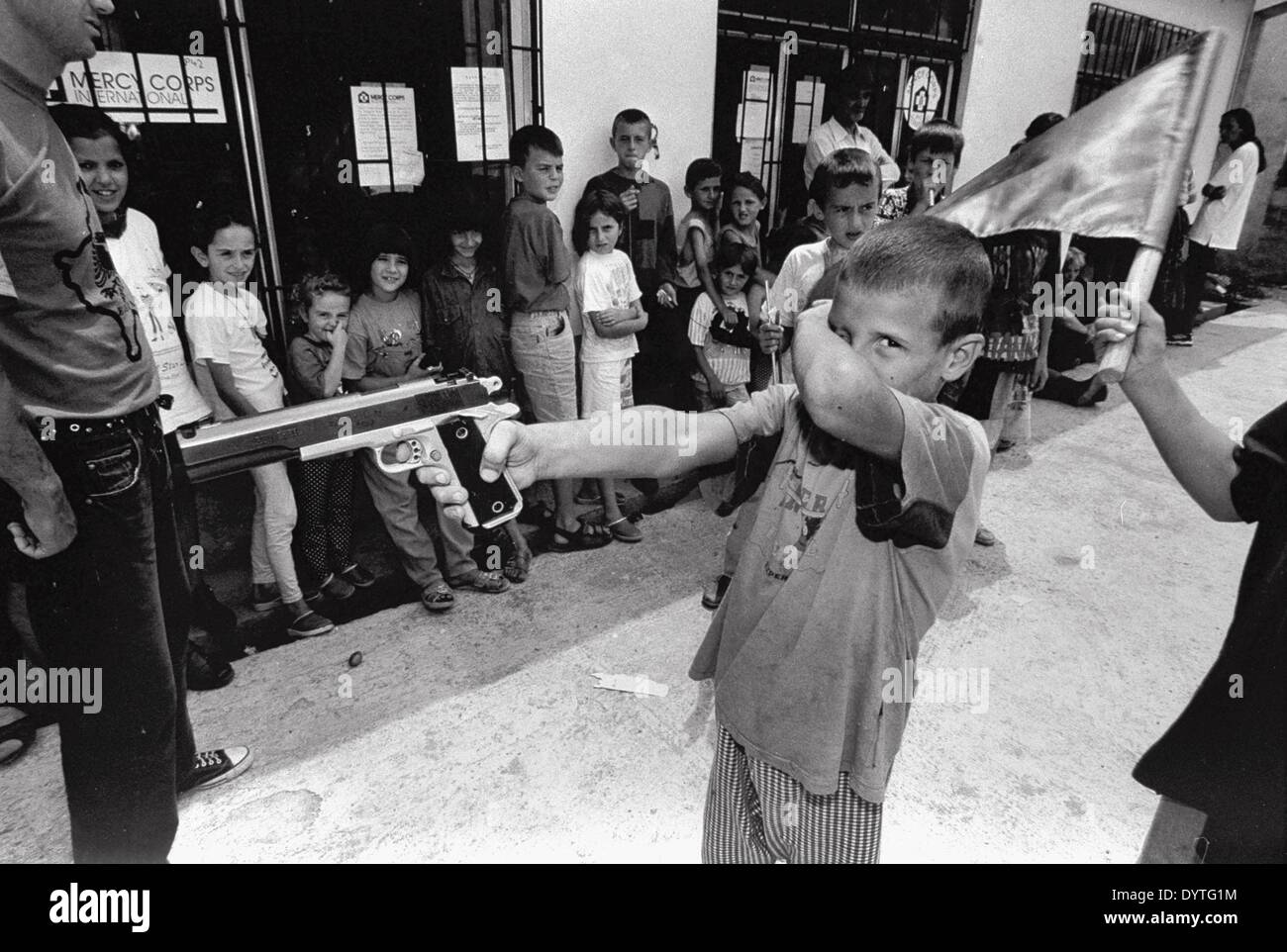 Les enfants jouent guerre au Kosovo Banque D'Images