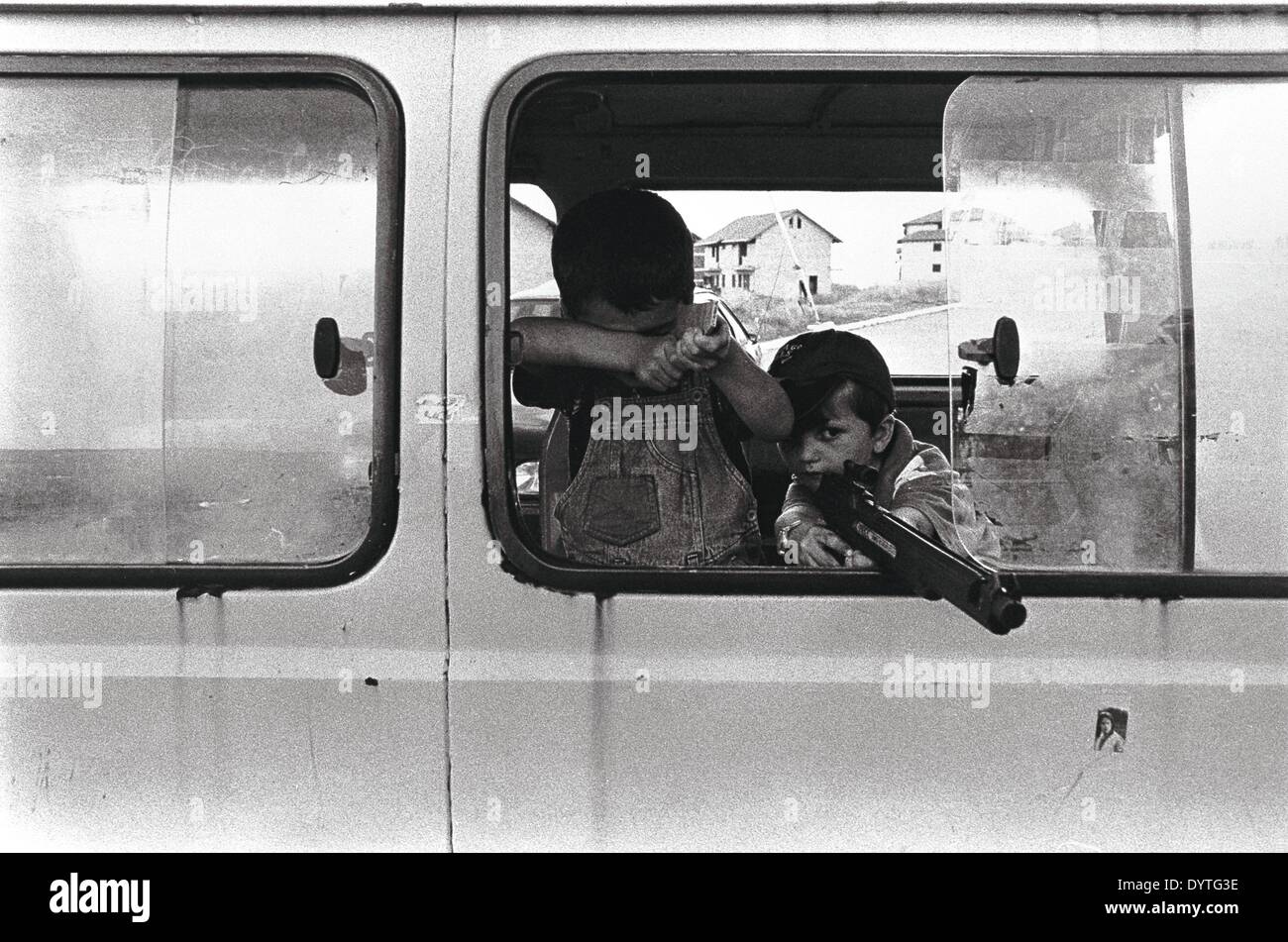 Enfants jouant jeu de guerre au Kosovo Banque D'Images