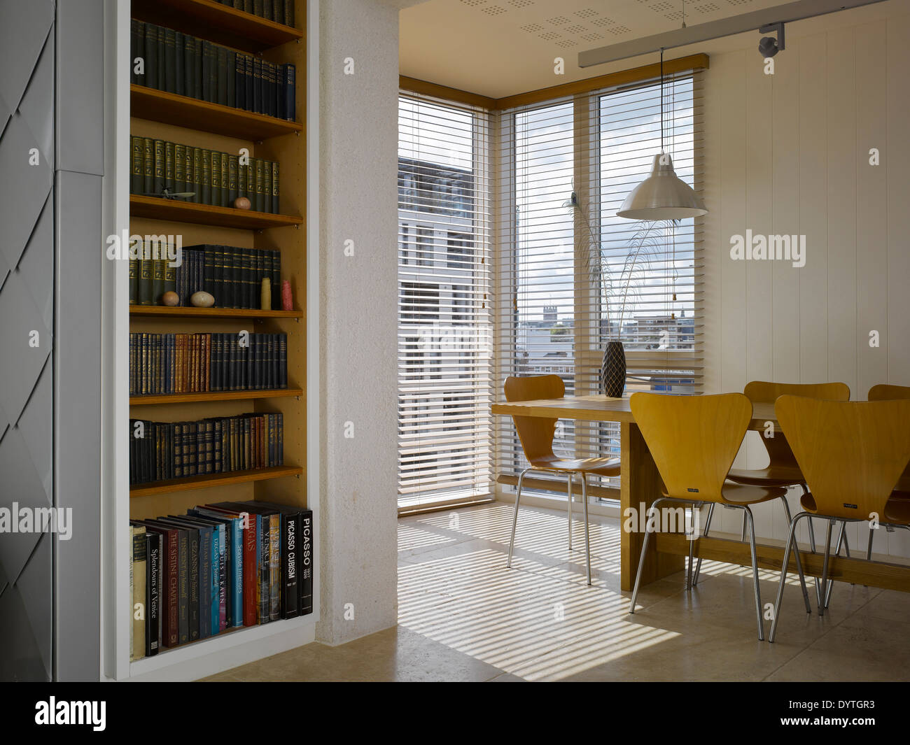 Table et chaises de salle à manger moderne, Penthouse Southwark, Londres Banque D'Images
