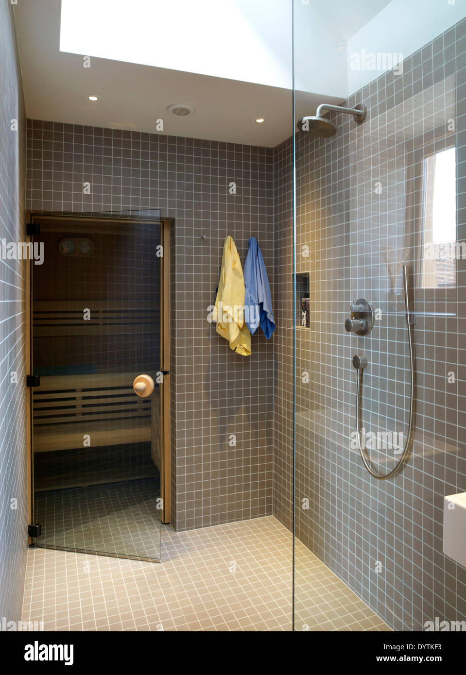 Douche dans salle d'eau moderne, Champ Place Barns, Surrey Banque D'Images