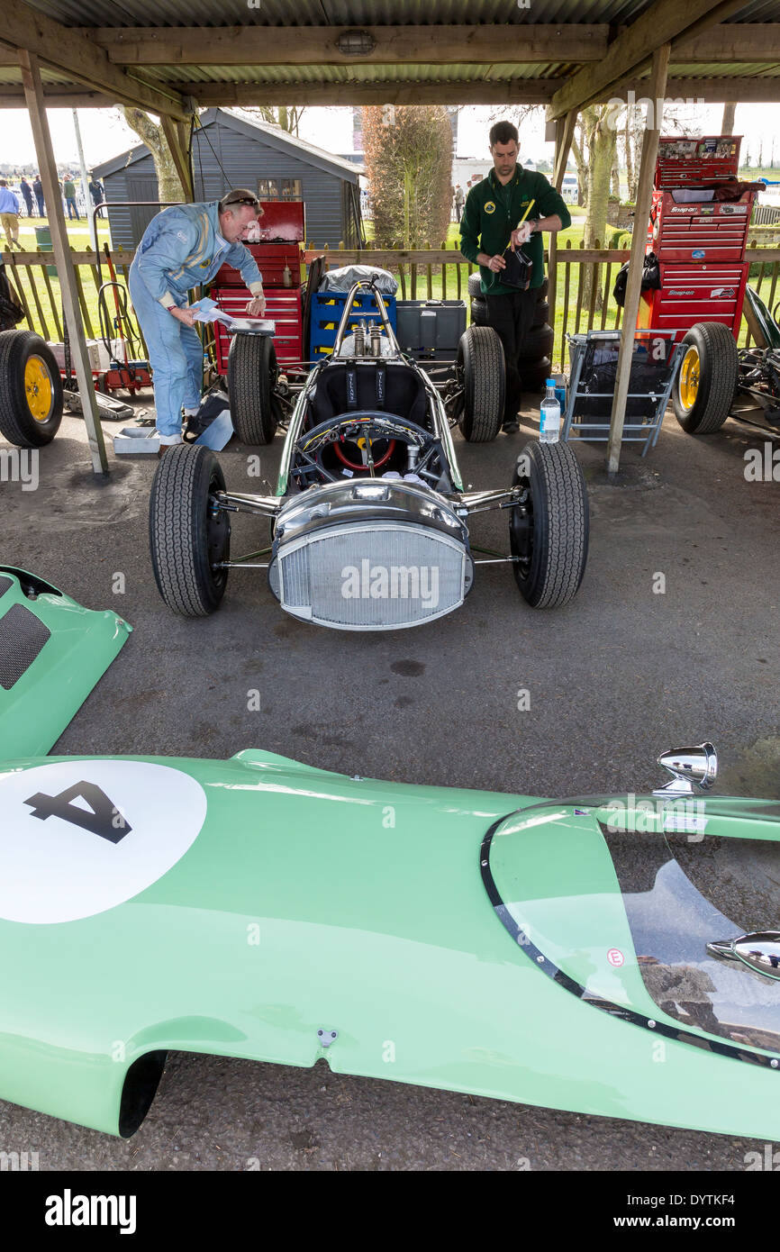 1962 Lotus-Climax 24 dans le paddock avec mécanique, 72e réunion des membres de Goodwood, Sussex, UK. Clark-Stewart Cup racer. Banque D'Images