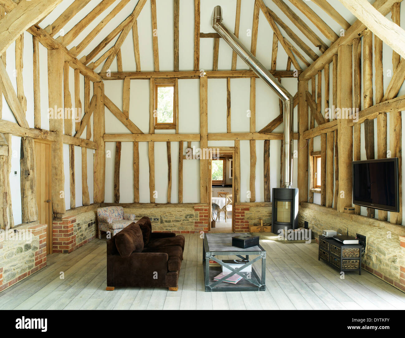 Salle de séjour dans la région de grange convertie avec poutres apparentes, granges, Surrey Place Champ Banque D'Images