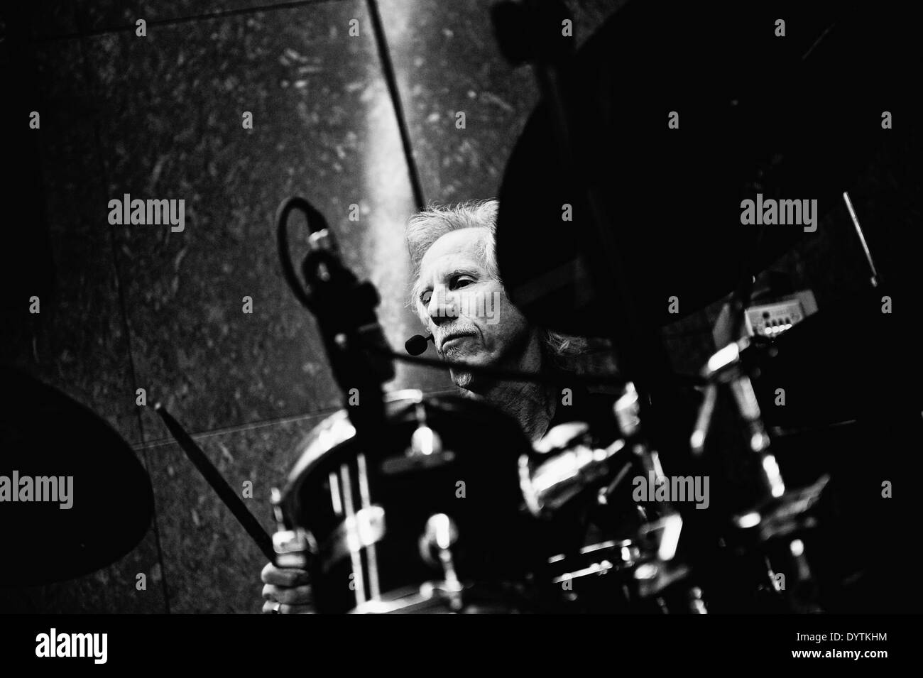 Pérouse, Italie. Apr 24, 2014. John Densmore des portes à l'Université pour étrangers, à Pérouse, Italie), joue et explique la longue bataille juridique contre l'utilisation commerciale de la chansons. Credit : Massimo Valicchia ZUMAPRESS.com/Alamy NurPhoto //Live News Banque D'Images