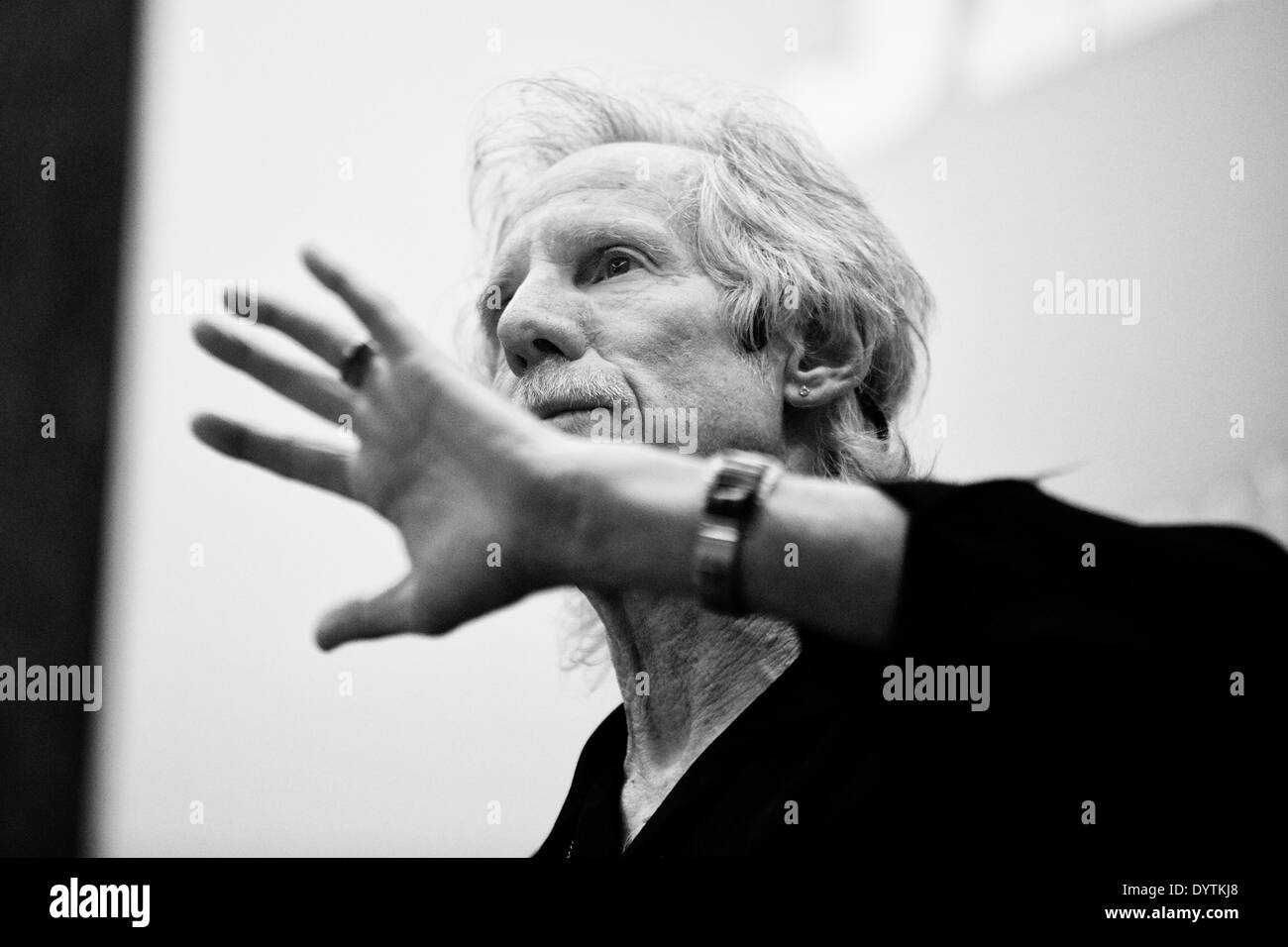 Pérouse, Italie. Apr 24, 2014. John Densmore des portes à l'Université pour étrangers, à Pérouse, Italie), joue et explique la longue bataille juridique contre l'utilisation commerciale de la chansons. Credit : Massimo Valicchia ZUMAPRESS.com/Alamy NurPhoto //Live News Banque D'Images