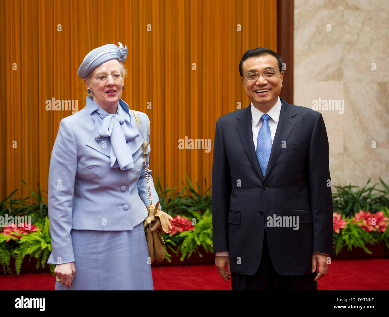 Beijing, Chine. Apr 25, 2014. Le Premier ministre chinois Li Keqiang (R) rencontre avec la Reine Margrethe II du Danemark à Beijing, capitale de Chine, le 25 avril 2014. Credit : Xie Huanchi/Xinhua/Alamy Live News Banque D'Images