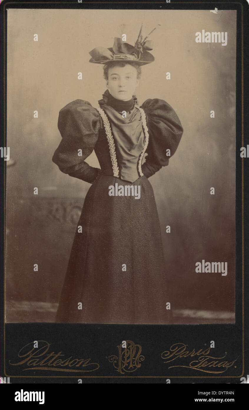 Portrait de la collection Samuel Bell Maxey représentant une jeune femme non identifiée, peut-être de Paris, Texas. L’image présente des détails historiques tels que la tenue vestimentaire de la femme et le contexte local. Banque D'Images