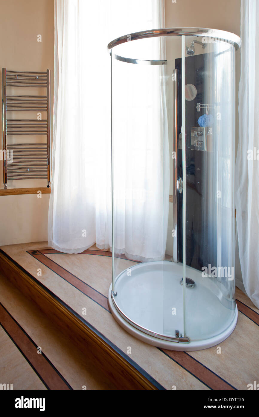 Cabine de douche de forme ovale dans l'unité de salle de bains moderne, Londres Banque D'Images