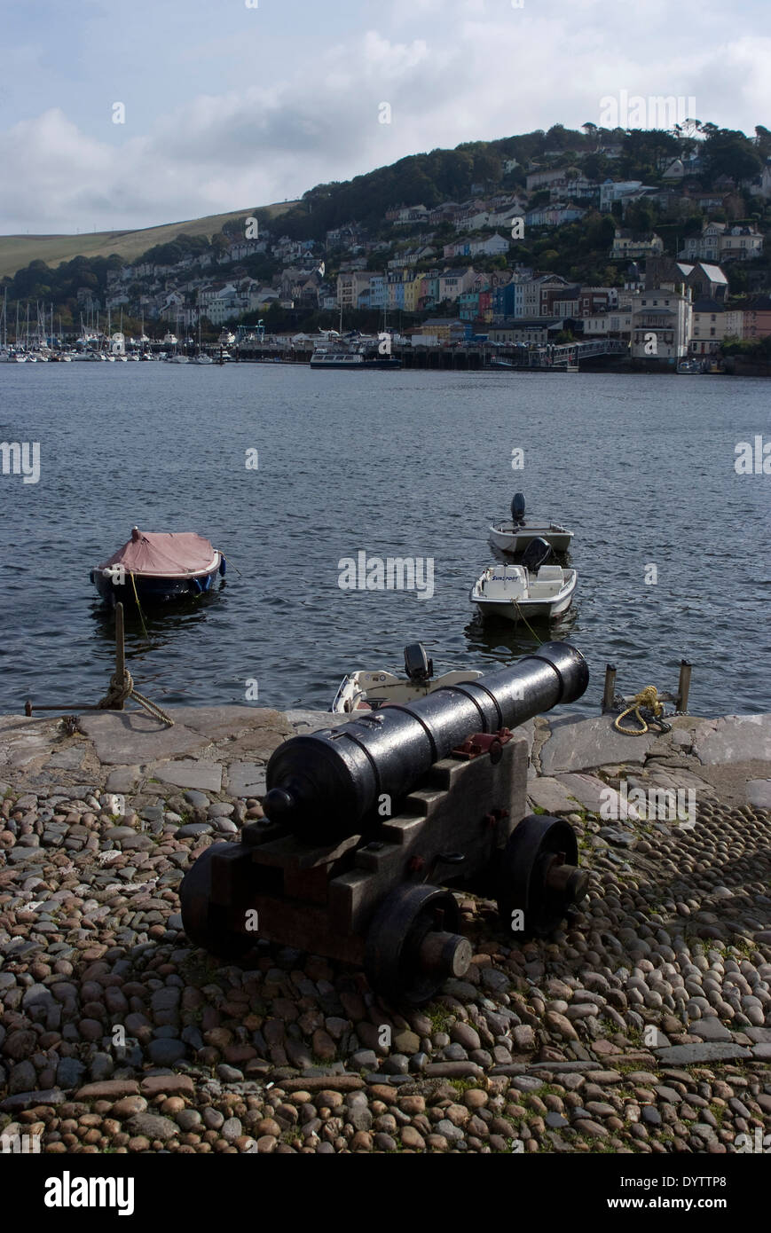 Vue de côté du remblai cannon et Kingsbridge sur la rivière Dart, Dartmouth, Devon, UK Banque D'Images