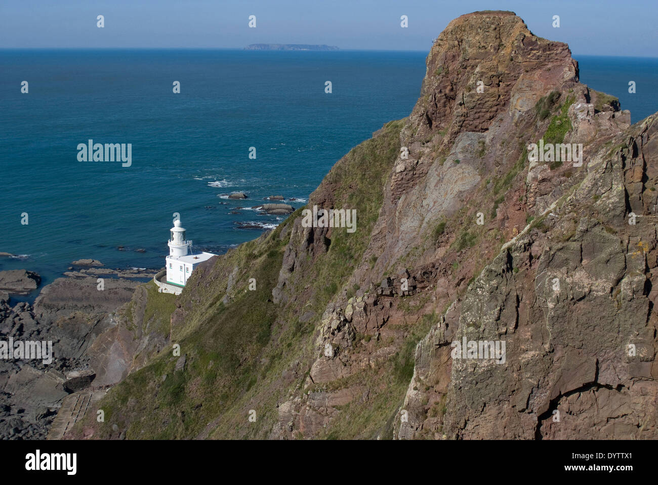 Avec le phare de l'île de Lundy en arrière-plan, Hartland Point, Devon, UK Banque D'Images