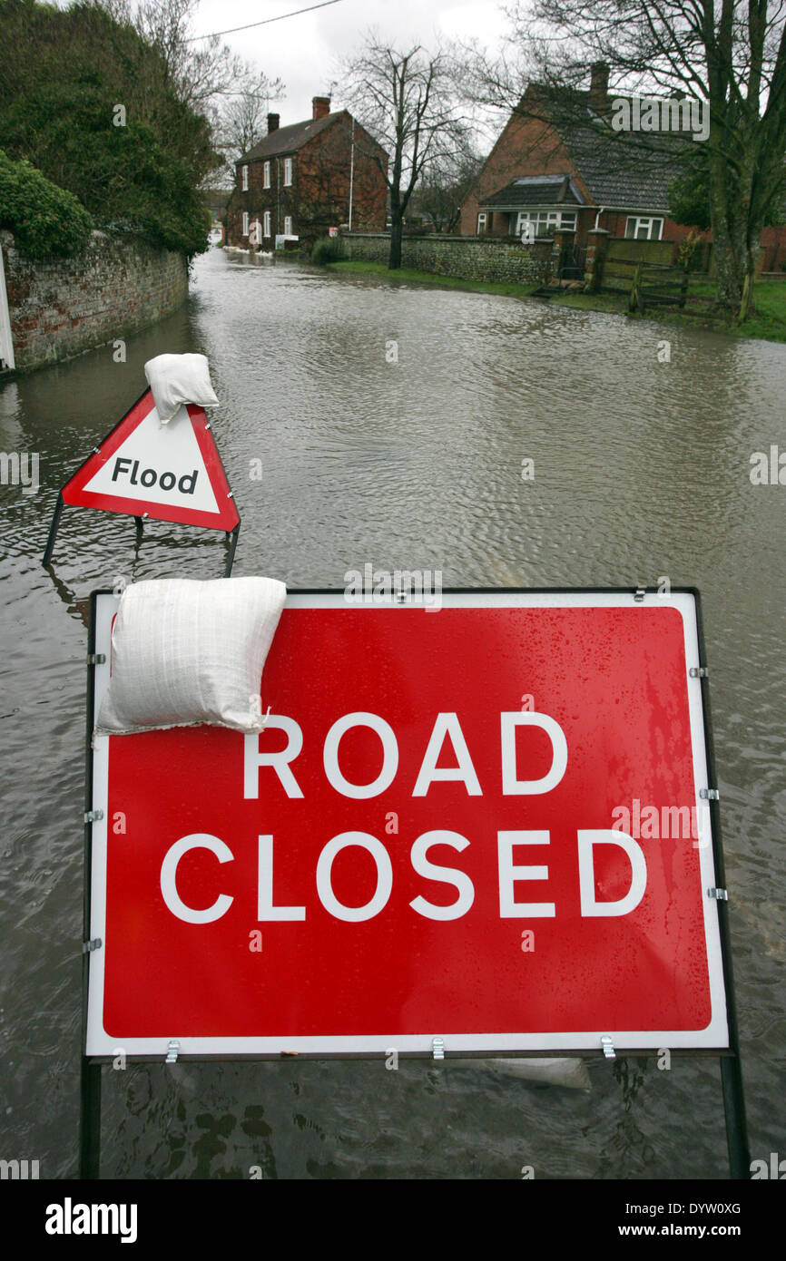 Route fermée panneau d'avertissement en raison d'inondations dans la plaine de Salisbury, Wiltshire, Royaume-Uni, après les fortes pluies au début de 2014. Banque D'Images