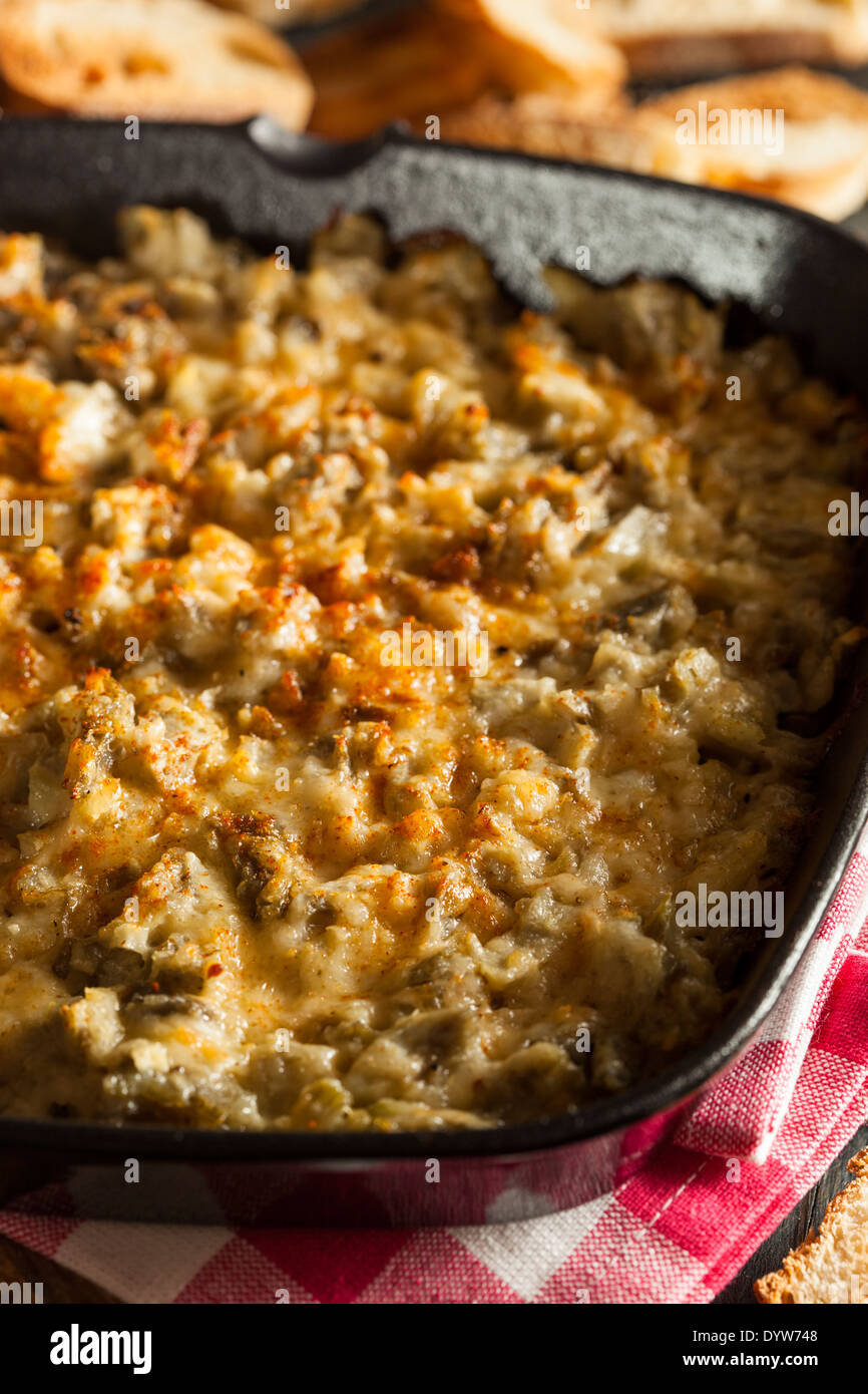 Artichaut à l'ail fromage fait maison avec du pain propagation Banque D'Images