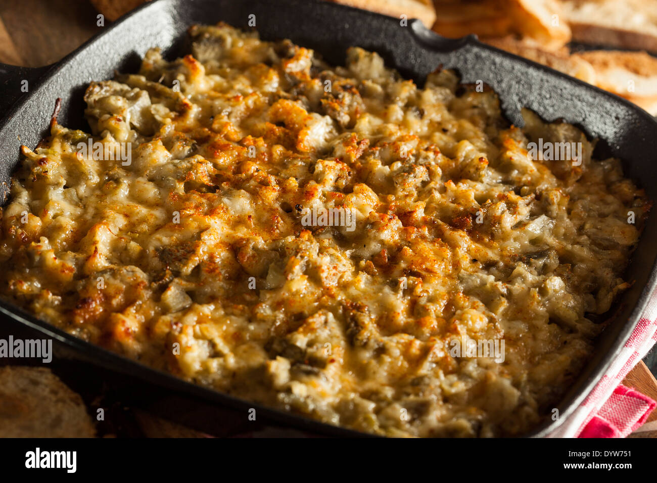 Artichaut à l'ail fromage fait maison avec du pain propagation Banque D'Images