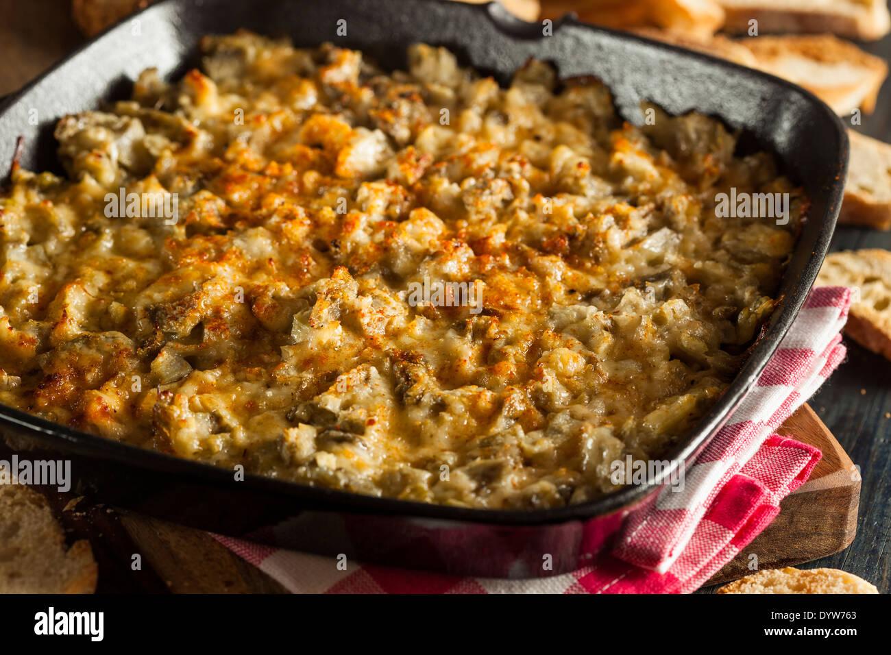 Artichaut à l'ail fromage fait maison avec du pain propagation Banque D'Images