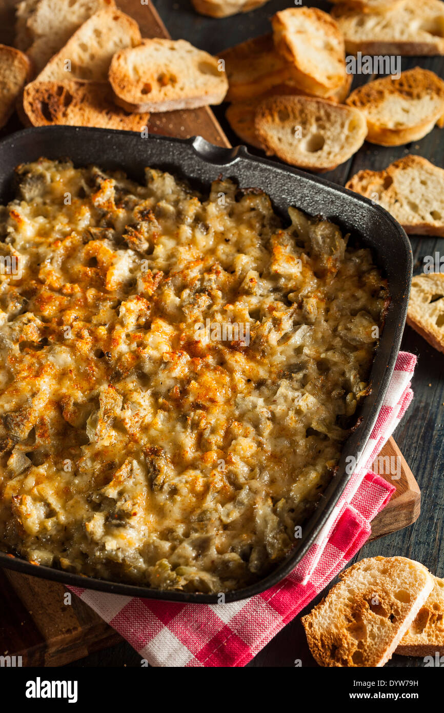 Artichaut à l'ail fromage fait maison avec du pain propagation Banque D'Images