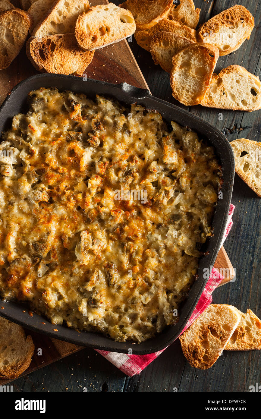 Artichaut à l'ail fromage fait maison avec du pain propagation Banque D'Images