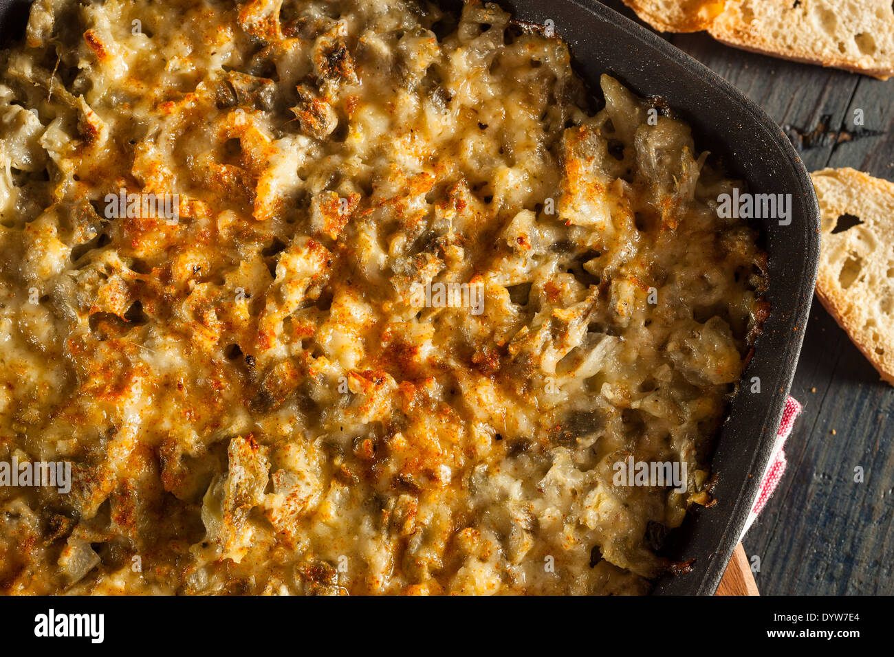 Artichaut à l'ail fromage fait maison avec du pain propagation Banque D'Images