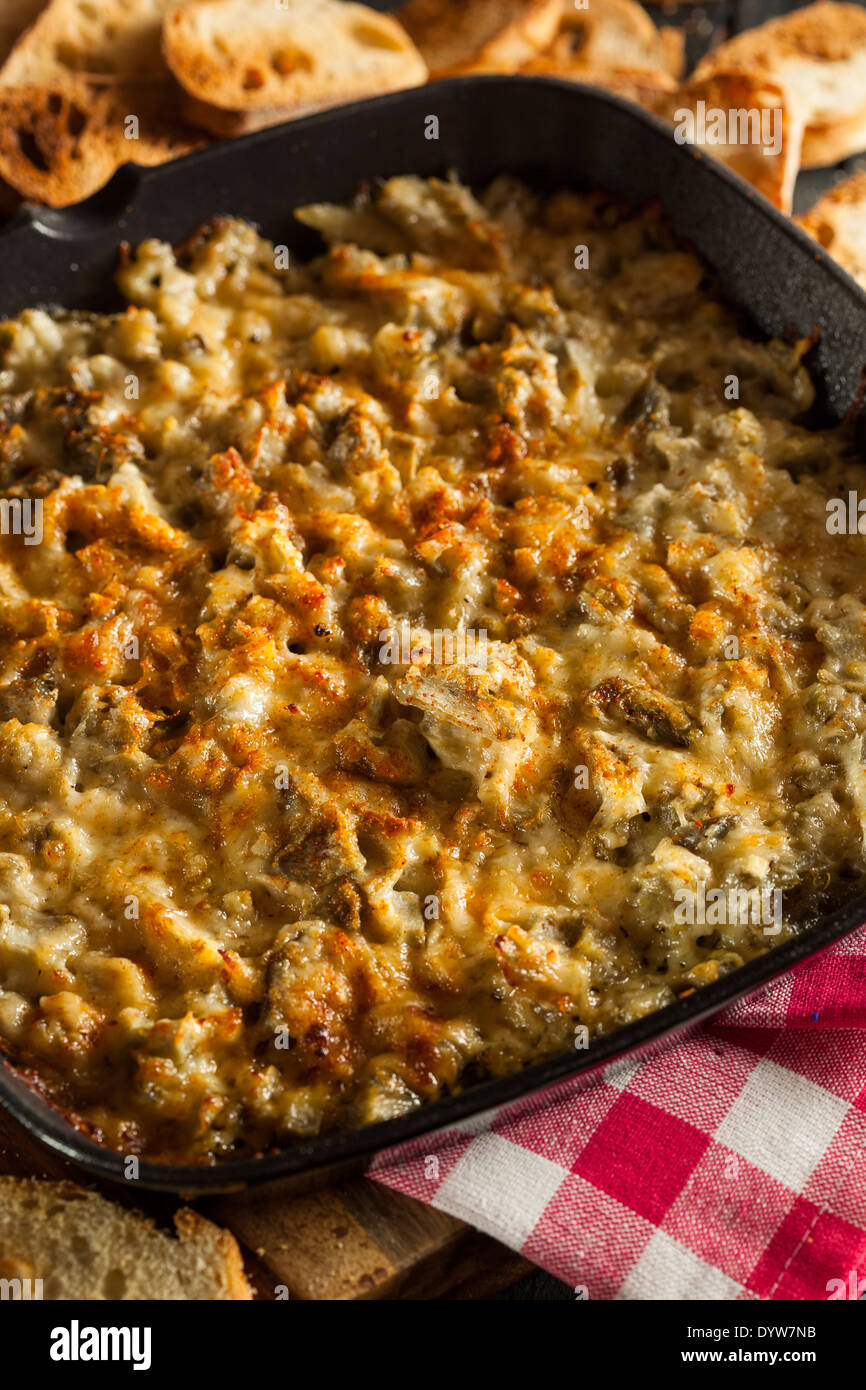 Artichaut à l'ail fromage fait maison avec du pain propagation Banque D'Images