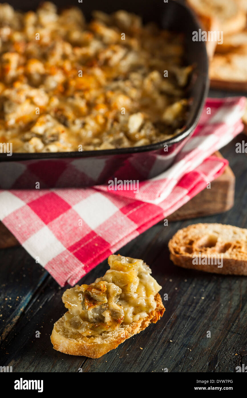Artichaut à l'ail fromage fait maison avec du pain propagation Banque D'Images