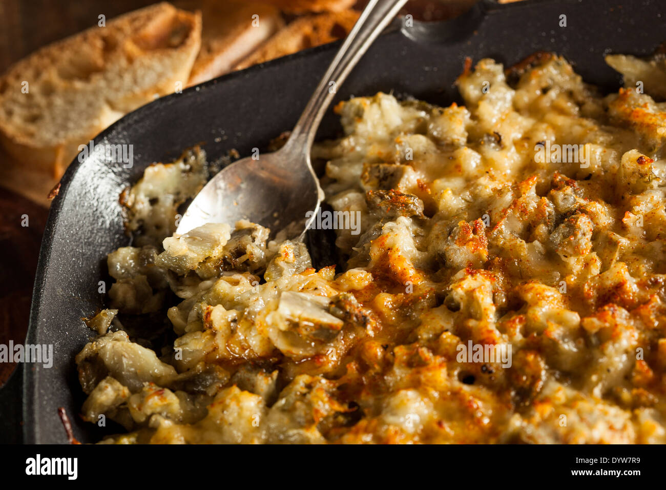 Artichaut à l'ail fromage fait maison avec du pain propagation Banque D'Images